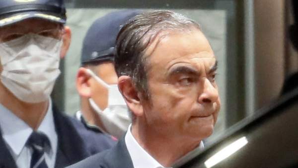 El expresidente de Nissan Motor Carlos Ghosn abandona el centro de reclusión tras quedar en libertad bajo fianza. El expresidente de Nissan Motor Carlos Ghosn abandona el centro de reclusión tras quedar en libertad bajo fianza.