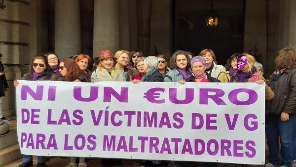 Col·lectius de dones demanen davant l'Ajuntament de València que els fons per a violència de gènere vagen a les víctimes Col·lectius de dones demanen davant l'Ajuntament de València que els fons per a violència de gènere vagen a les víctimes