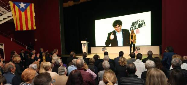 El expresidente catalán Carles Puigdemont interviene a través de videoconferencia en un mitin de JxCat.