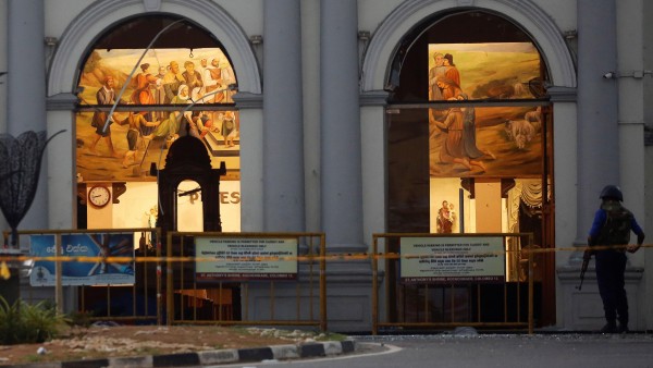 Miembros de seguridad en las inmediaciones de la Iglesia de Santo Antonio de Kochchikade. Miembros de seguridad en las inmediaciones de la Iglesia de Santo Antonio de Kochchikade.