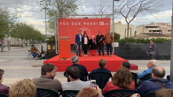 Vicenta Macías y Xisco Antich reciben los premios Rosa de Plata por representar 'los valores socialistas' Vicenta Macías y Xisco Antich reciben los premios Rosa de Plata por representar 'los valores socialistas'