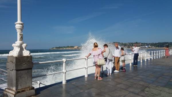 Olas en San Lorenzo, playa de Gijón Olas en San Lorenzo, playa de Gijón