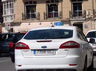 Imagen de un taxi en la calle.