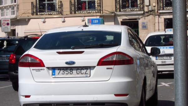 Imagen de un taxi en la calle. Imagen de un taxi en la calle.