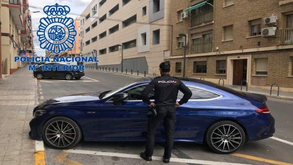 Detingudes tres persones a Alacant després de firmar un préstec fraudulent per a finançar un cotxe d'alta gamma Detingudes tres persones a Alacant després de firmar un préstec fraudulent per a finançar un cotxe d'alta gamma