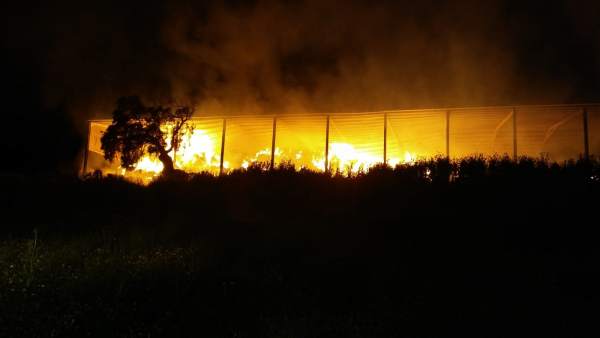 Cádiz.-Sucesos.- Una nave utilizada como pajar y con maquinaria agrícola arde más de 12 horas en Villamartín Cádiz.-Sucesos.- Una nave utilizada como pajar y con maquinaria agrícola arde más de 12 horas en Villamartín