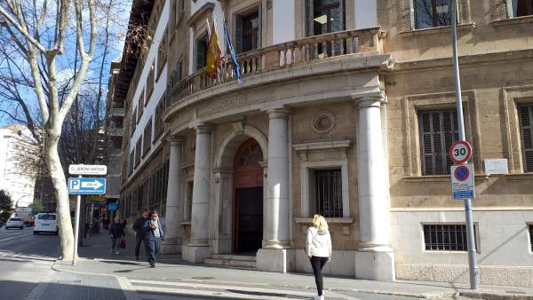 Condemnen a sis mesos de presó a una parella per trencar les ordres d'allunyament que tenien els seus membres entre si Condemnen a sis mesos de presó a una parella per trencar les ordres d'allunyament que tenien els seus membres entre si