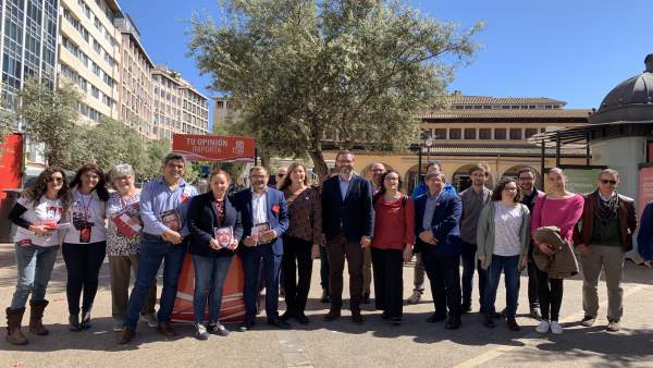 28A.- Hila Y Bonet Piden El Voto Socialista En El Mercado Del Olivar 'Para No Volver Atrás 40 Años' 28A.- Hila Y Bonet Piden El Voto Socialista En El Mercado Del Olivar 'Para No Volver Atrás 40 Años'