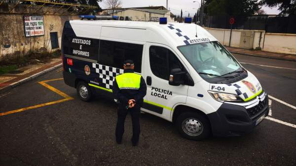 Granada.- Sucesos.- Un policía local en acto de servicio evita el atropello de una invidente desorientada por el metro Granada.- Sucesos.- Un policía local en acto de servicio evita el atropello de una invidente desorientada por el metro