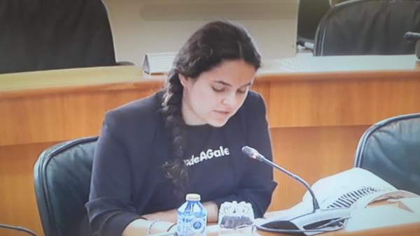 La CRTVG defiende que los trabajadores no muestren camisetas de protesta de 'DefendeAGalega' por ser mensajes 'privados' La CRTVG defiende que los trabajadores no muestren camisetas de protesta de 'DefendeAGalega' por ser mensajes 'privados'