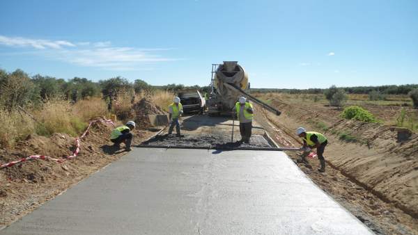 Un total de 27 millones de euros para los caminos rurales de más de 200 municipios andaluces Un total de 27 millones de euros para los caminos rurales de más de 200 municipios andaluces