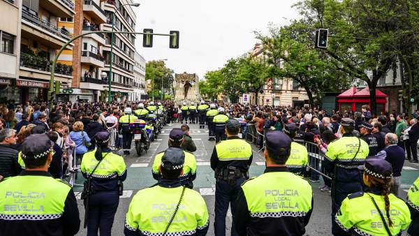 Semana Santa Sevilla 2019. Policia Local rinde honores a la Virgen de la Concepción. Hermandad de la Trinidad Semana Santa Sevilla 2019. Policia Local rinde honores a la Virgen de la Concepción. Hermandad de la Trinidad