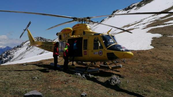 Rescatado un montañero con luxación de hombro en Picos de Europa Rescatado un montañero con luxación de hombro en Picos de Europa