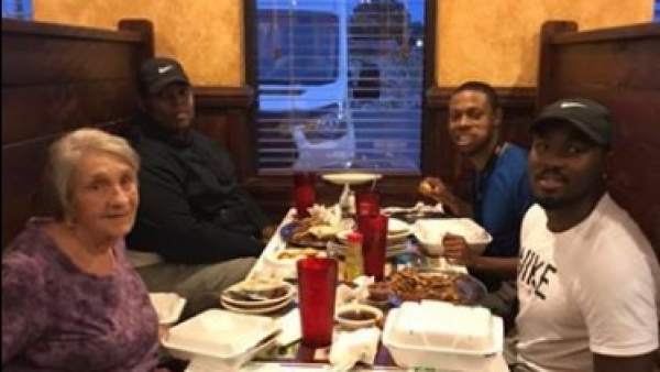 Tres amigos que cenaron con una viuda a al que acababan de conocer en Alabama. Tres amigos que cenaron con una viuda a al que acababan de conocer en Alabama.