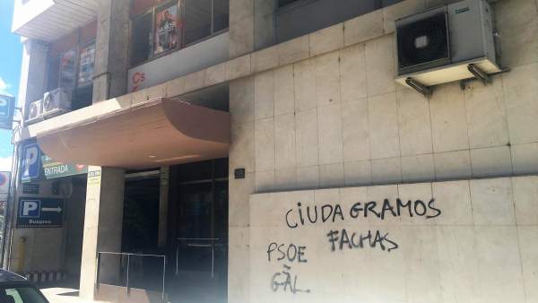 28A.- Cs De Lleida Denuncia Ante Los Mossos Pintadas En Su Sede 28A.- Cs De Lleida Denuncia Ante Los Mossos Pintadas En Su Sede
