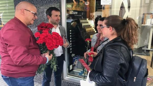 Jaén.- 28A.- El PSOE regala claveles y pide el voto ante el posible 'pacto miserable con la ultraderecha' Jaén.- 28A.- El PSOE regala claveles y pide el voto ante el posible 'pacto miserable con la ultraderecha'
