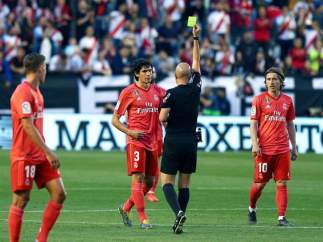 Jesús Vallejo ve la cartulina amarilla en el Rayo vs. Real Madrid.