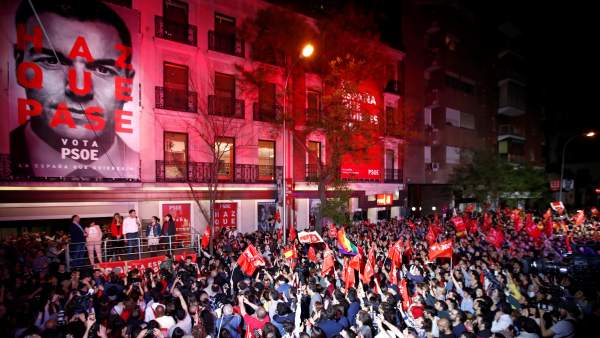 Simpatizantes socialistas celebran el resultado del PSOE en las elecciones generales Simpatizantes socialistas celebran el resultado del PSOE en las elecciones generales