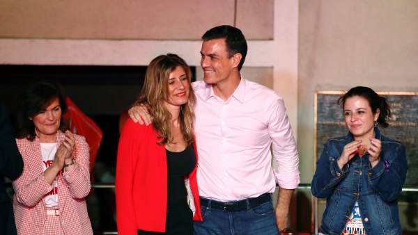 El candidato a la presidencia del Gobierno, Pedro Sánchez, acompañado por su mujer, María Begoña Gómez, Carmen Calvo (i) y Adriana Lastra El candidato a la presidencia del Gobierno, Pedro Sánchez, acompañado por su mujer, María Begoña Gómez, Carmen Calvo (i) y Adriana Lastra