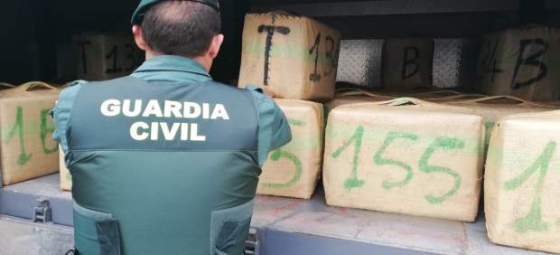 Cinco detenidos tras abortar dos alijos con 3.000 kilos de hachís en las costas de Conil y Cádiz
