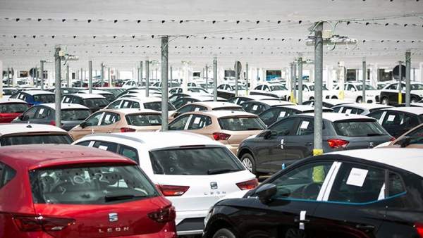 Crecen las matriculaciones de coches en España... después de siete meses en caída libre. Crecen las matriculaciones de coches en España... después de siete meses en caída libre.