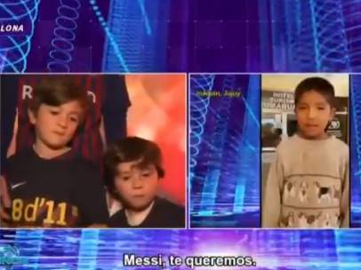 Niños argentinos alaban a Messi