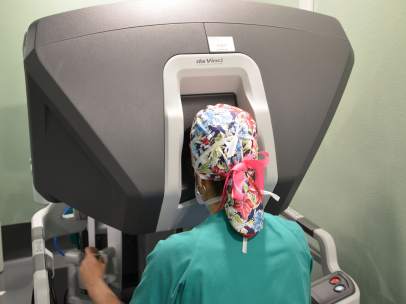 El Hospital Dr. Negrín realiza dos operaciones para tratar el cáncer de colon con el robot quirúrgico Da Vinci