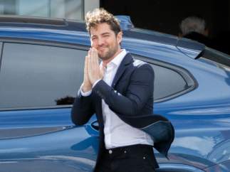 Bisbal, atento con los medios