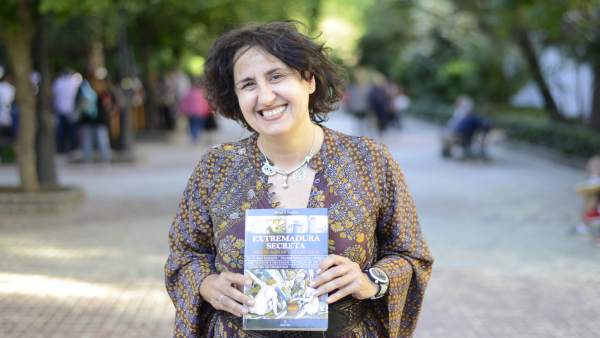 Israel J. Espino lleva el misterio a la Feria del Libro con su obra 'Extremadura Secreta: brujas, sabias y hechiceras' Israel J. Espino lleva el misterio a la Feria del Libro con su obra 'Extremadura Secreta: brujas, sabias y hechiceras'