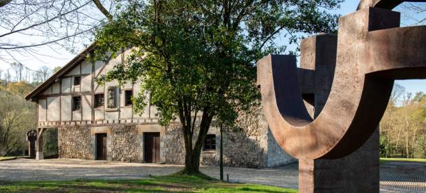 Detalle de Arco de la libertad con el caserío Zabalaga al fondo