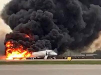 Incendio de un avión al aterizar en Moscú
