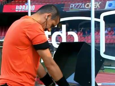 Árbitro rezando al VAR