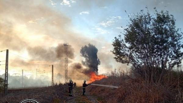 Bomberos de Santander y el helicóptero de Cantabria exinguen un incendio de vegetación en las marismas de Aday Bomberos de Santander y el helicóptero de Cantabria exinguen un incendio de vegetación en las marismas de Aday