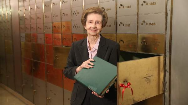 Margarita Salas Abre El Legado Que Dejó En La Caja De Las Letras En 2008 Margarita Salas Abre El Legado Que Dejó En La Caja De Las Letras En 2008