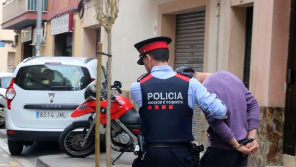 Momento en el que los mossos se llevan detenido a un hombre relacionado con la desaparición de Janet Jumillas, de 39 años, en marzo de 2019. Momento en el que los mossos se llevan detenido a un hombre relacionado con la desaparición de Janet Jumillas, de 39 años, en marzo de 2019.