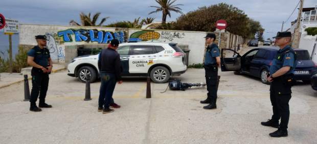 Cádiz.-Sucesos.- Interceptados 14 inmigrantes de una segunda patera que ha llegado a la zona de la Breña, en Barbate
