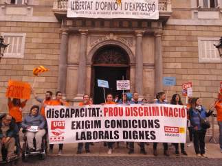 Trabajadores de residencias y centros especiales en la Plaça Sant Jaume.