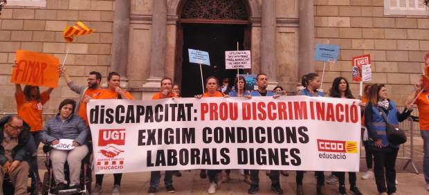 Trabajadores de residencias y centros especiales en la Plaça Sant Jaume.