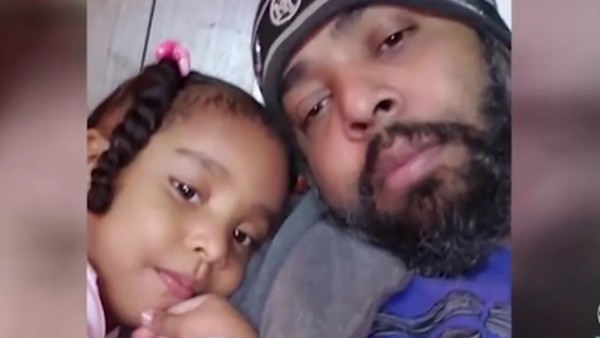Un hombre quema viva a su hija Un hombre quema viva a su hija