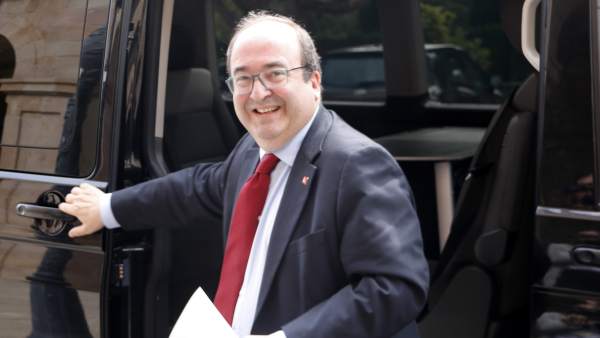 El primer secretario del PSC, Miquel Iceta, llegando al Parlament de Cataluña. El primer secretario del PSC, Miquel Iceta, llegando al Parlament de Cataluña.