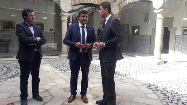 Ibáñez incide en que las Cortes trabajan 'por todos los territorios' desde la 'cercanía' Ibáñez incide en que las Cortes trabajan 'por todos los territorios' desde la 'cercanía'