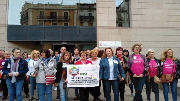 Afectadas de Fibromialgia se concentran para exigir pensiones, más investigación y una revisión de la guía de valoración Afectadas de Fibromialgia se concentran para exigir pensiones, más investigación y una revisión de la guía de valoración