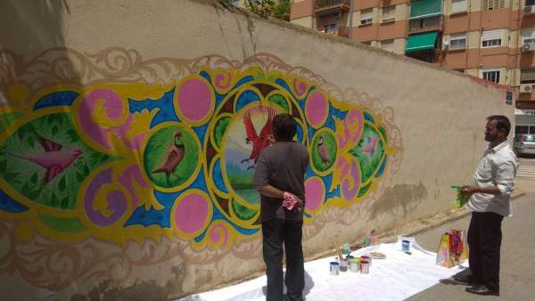 ARTISTAS VENIDOS DESDE PAKISTÁN DIBUJAN UN MURAL EN VALÈNCIA ARTISTAS VENIDOS DESDE PAKISTÁN DIBUJAN UN MURAL EN VALÈNCIA
