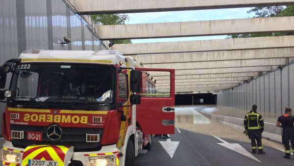 Continúa cortado el acceso a la T4 de Barajas por la M-13 mientras Bomberos trabajan con la extracción de agua del túnel Continúa cortado el acceso a la T4 de Barajas por la M-13 mientras Bomberos trabajan con la extracción de agua del túnel