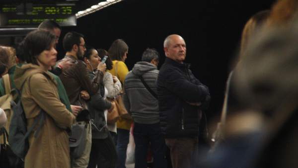 Gente esperando la llegada del metro en el andén de la L5 Diagonal, debido a la huelga de los trabajadores para protestar contra la gestión del amianto por parte de TMB. Gente esperando la llegada del metro en el andén de la L5 Diagonal, debido a la huelga de los trabajadores para protestar contra la gestión del amianto por parte de TMB.