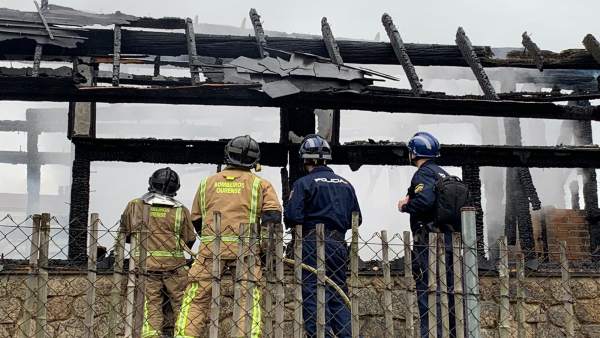 Perros especialistas en incendios llegados de Madrid inspeccionan las instalaciones quemadas en A Chavasqueira Perros especialistas en incendios llegados de Madrid inspeccionan las instalaciones quemadas en A Chavasqueira
