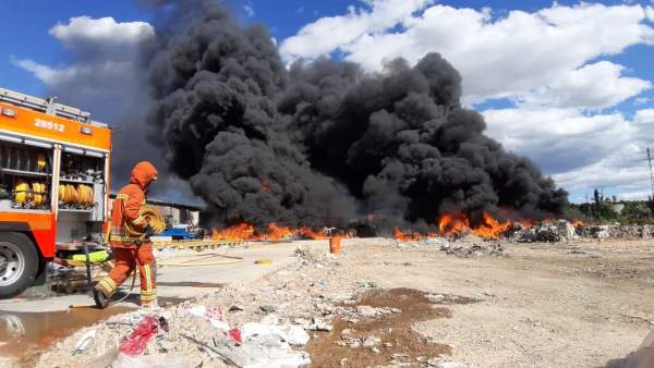 L'incendi en la fàbrica de reciclatge de cartó a la Pobla Llarga, en fase d'estabilització L'incendi en la fàbrica de reciclatge de cartó a la Pobla Llarga, en fase d'estabilització