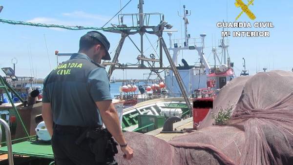 Huelva.- La Guardia Civil detiene a un varón e investiga a otro por el robo de plomo de las redes de embarcaciones Huelva.- La Guardia Civil detiene a un varón e investiga a otro por el robo de plomo de las redes de embarcaciones