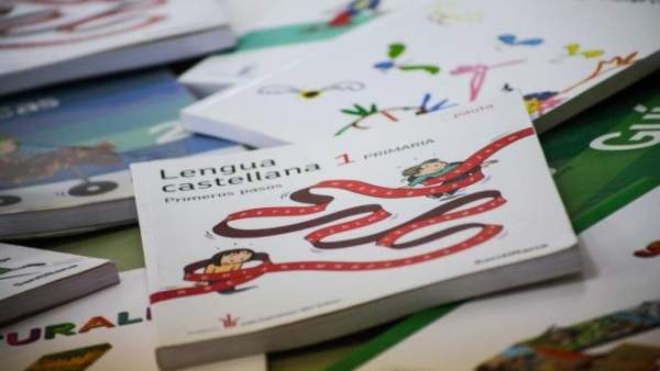 La CNMC cuestiona el suministro del programa de préstamo de libros de texto por perjudicar a las pequeñas librerías La CNMC cuestiona el suministro del programa de préstamo de libros de texto por perjudicar a las pequeñas librerías
