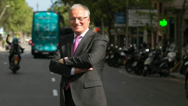 Josep Bou, candidato del PPC a la alcaldía de Barcelona el 26-M, frente a la sede del partido en la calle Comte d'Urgell. Josep Bou, candidato del PPC a la alcaldía de Barcelona el 26-M, frente a la sede del partido en la calle Comte d'Urgell.